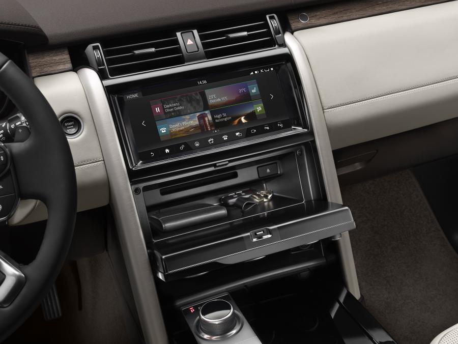 Детали интерьера Land Rover Discovery HSE 2017 года  (фото 83 из 96)